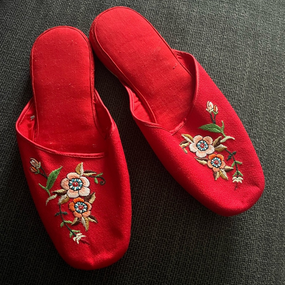 Chinese floral embroidered red slippers size 9 nwot